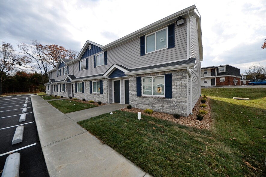 Arlington townhomes - Bennington Place Apartments