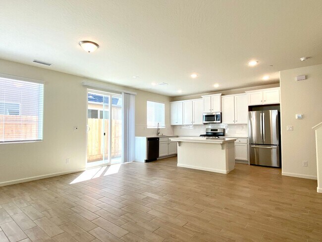 Building Photo - $2,350 Clinton & Armstrong, 4 Bed, Gated Community Pool & Solar - E Riesling Dr, Fresno