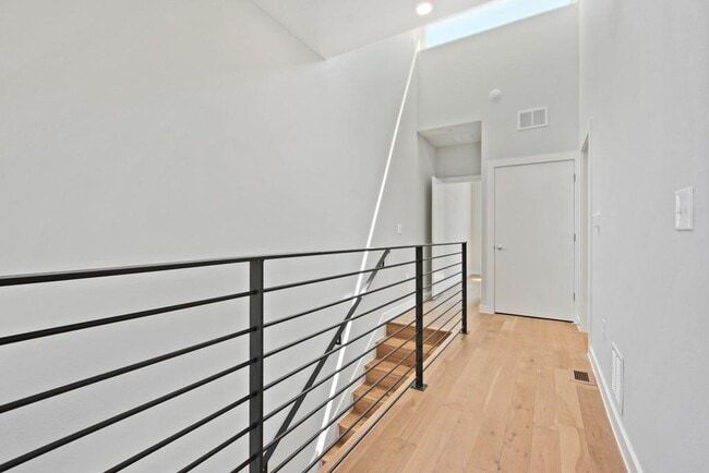 Building Photo - 2002 E 7th St