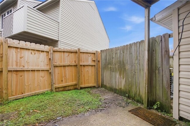 Building Photo - 710 Waters Dr