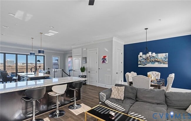 Building Photo - 444 W 6th St