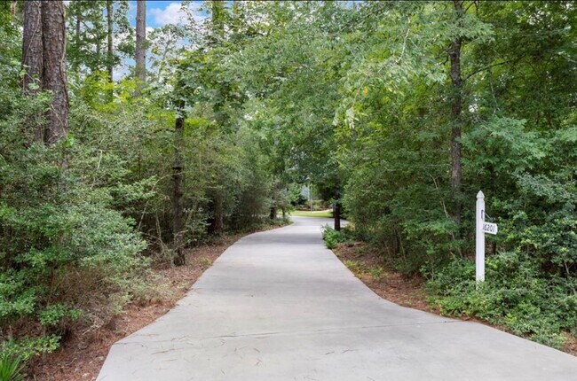 Building Photo - 16201 Surrey Ln