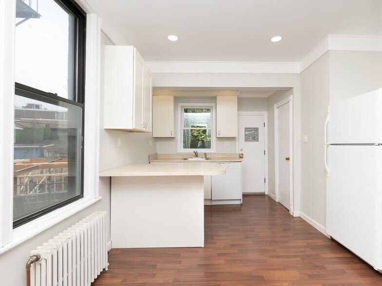 Building Photo - 289 Meridian St