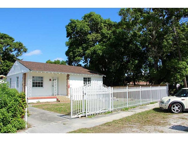 Building Photo - 1225 NW 45th St