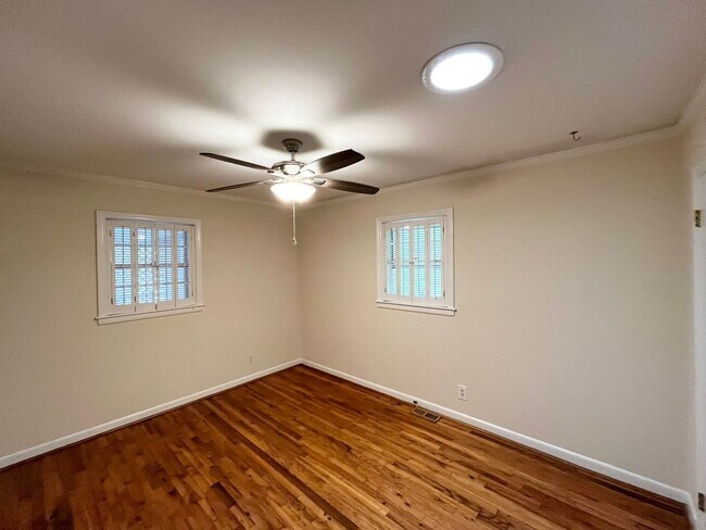 Building Photo - Comfortable 3BD, 1.5BA House with Large Fe...
