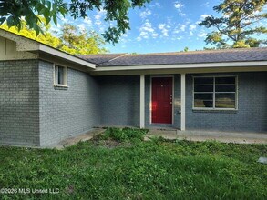 Building Photo - 3 bed close to D'Iberville!