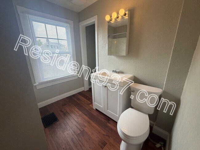 Building Photo - Updated 3 bed 1 bath home!