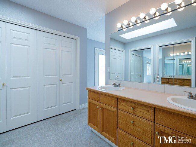 Building Photo - Charming Home Backing to Greenbelt, Near Lacamas Lake and Local Amenities