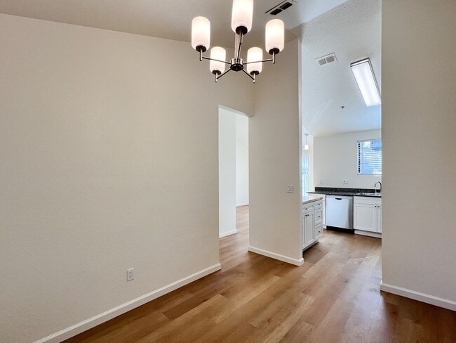 Building Photo - Renovated One Bedroom Condo with Single Ca...