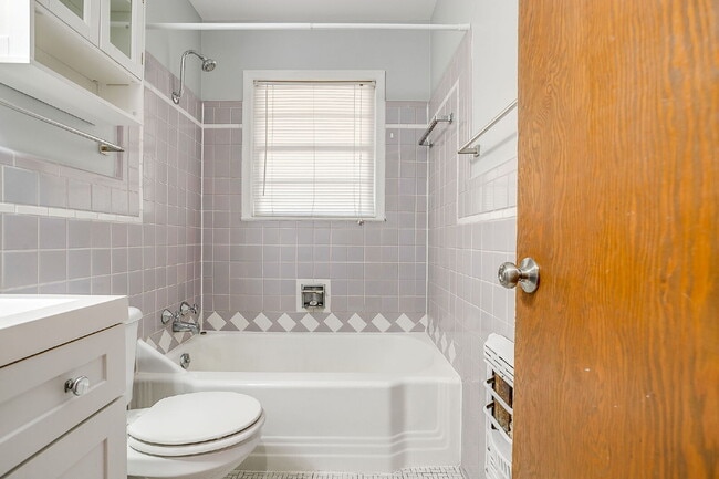 Building Photo - Historic 2 bed, 1 bath Apartment in Covete...