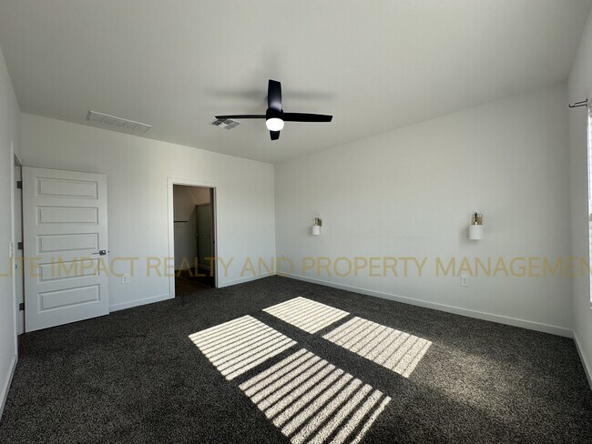 Building Photo - 11112 S Weismann Dr