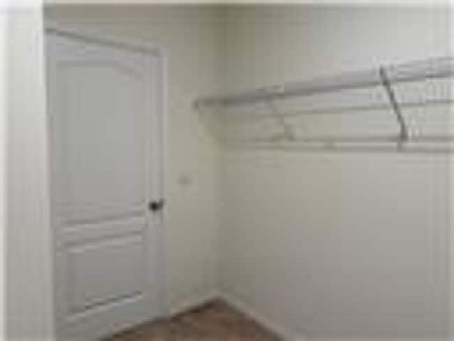 Building Photo - Tavares