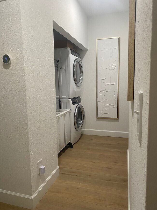 Building Photo - 705 Seagate Dr