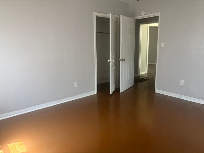 Building Photo - 235 Broadmoor Dr