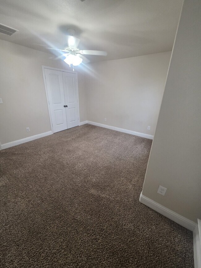 Building Photo - 3 bed 2 bath home with 2 car garage in Legends Park!