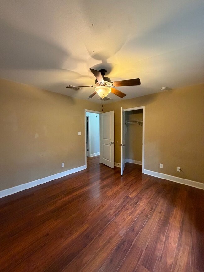Building Photo - 3/2 home located just off N. Meridian and Available NOW.