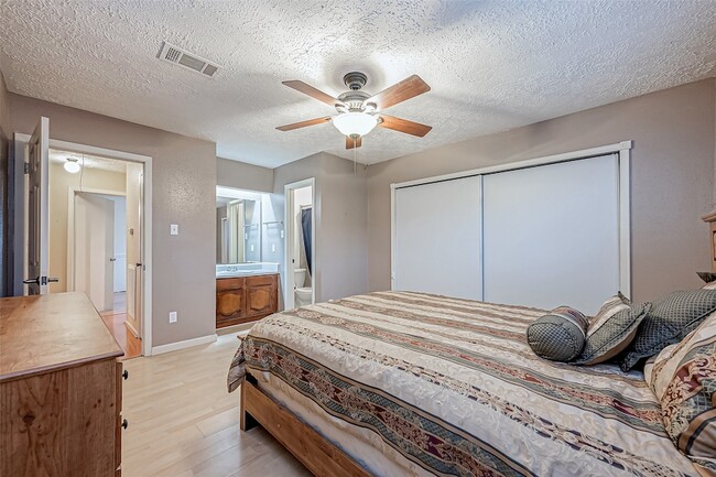 Building Photo - 2122 Heritage Colony Dr