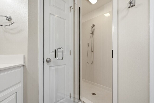 Building Photo - Waterfront Condo in Bluewater Bay!