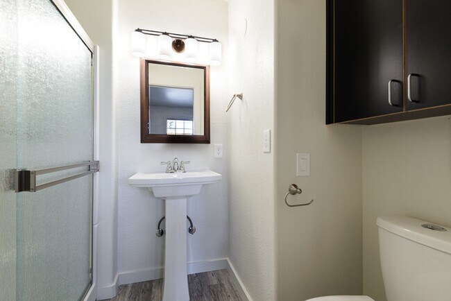 Building Photo - Conveniently Located 2 Bed/2.5 Bath Townhome with Garage - Near St. Charles