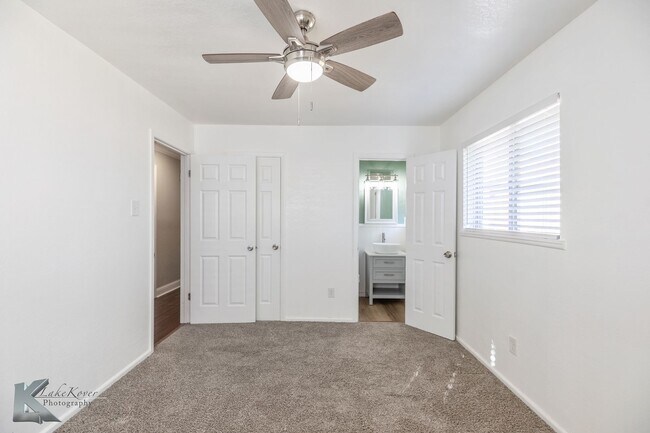 Building Photo - 3 bed, 1.5 bath, XL living room, XL garage...