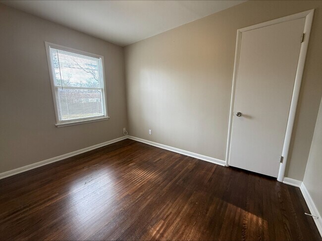 Building Photo - 1908 W 47th Pl