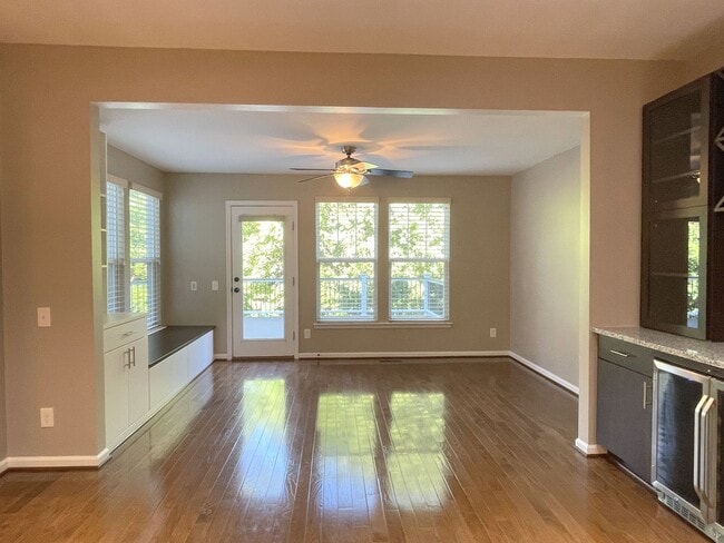 Building Photo - Spectacular 4 Bed 3.5 Bath Townhouse In Br...