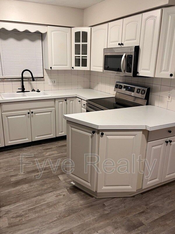 Building Photo - 1329 Barcelona Dr