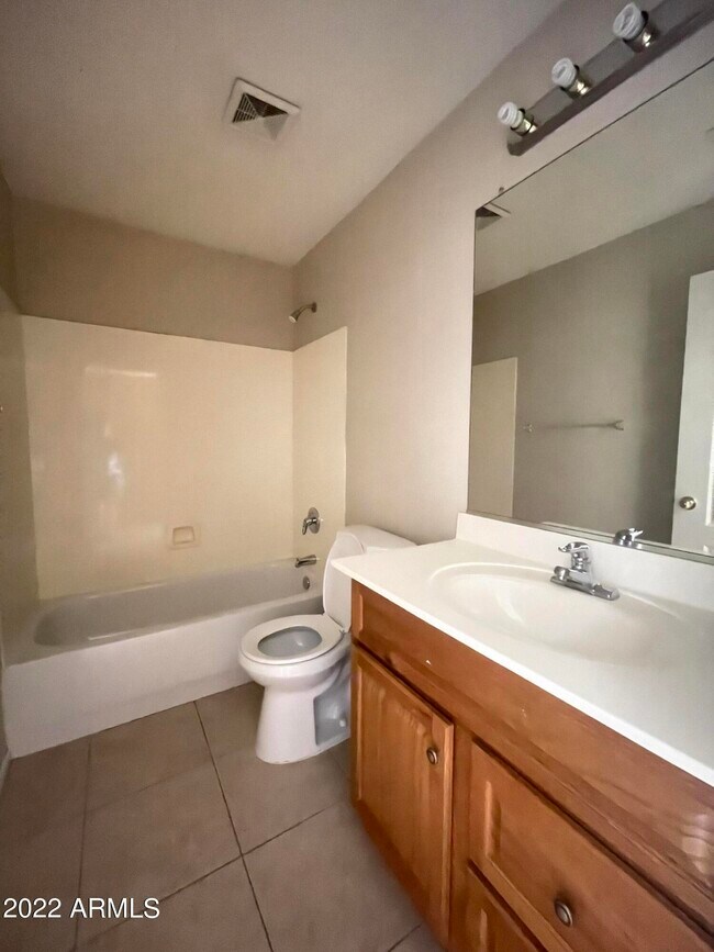 Building Photo - 4004 S Summer Ct