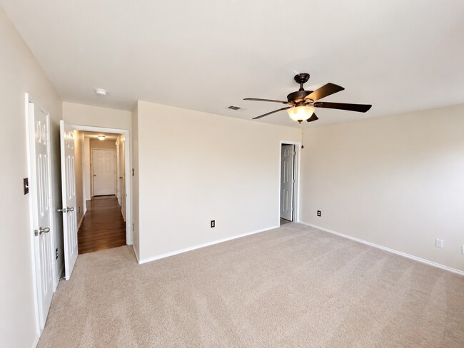 Building Photo - Open Floorplan and Amazing Resort Style Community!