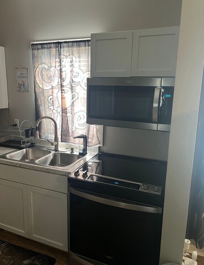 Building Photo - 1917 W Madison St