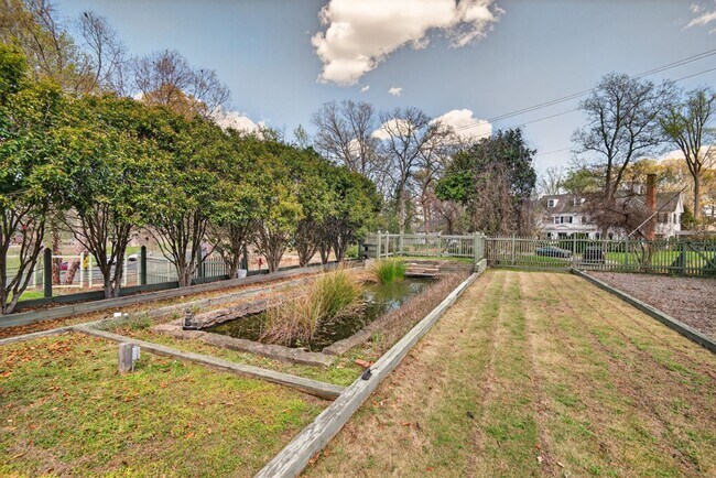 Building Photo - 1436 Acadia St