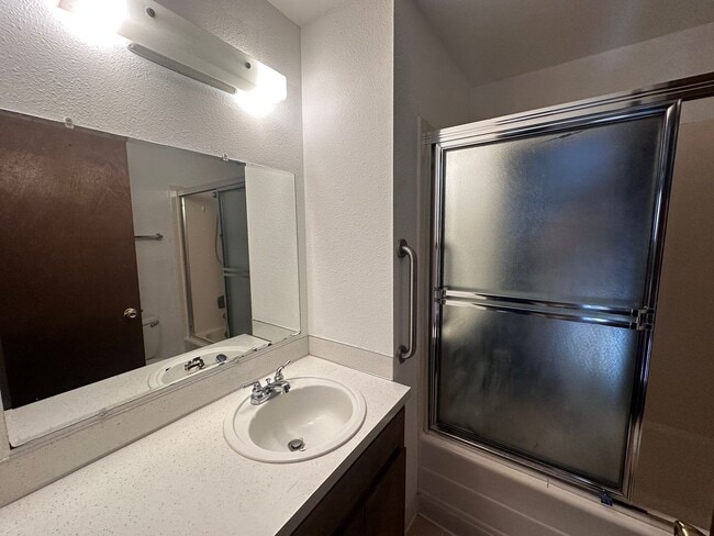 Building Photo - 2 Bedroom 1 Bath Townhouse