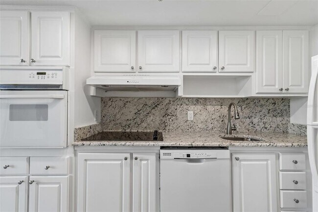 Building Photo - 470 3rd St S