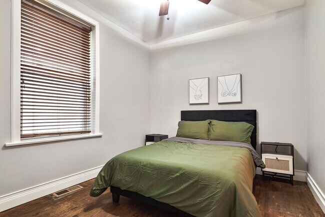 Building Photo - 3547 N Albany Ave