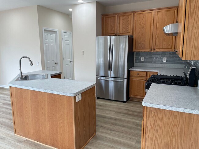 Building Photo - Elegant And Spacious 3 Bed 3.5 Bath Townhome In Vibrant Loudon Parkway Center