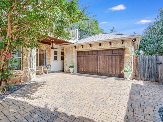 Building Photo - 809 Kinney Ave