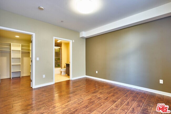 Building Photo - 401 N Serrano Ave