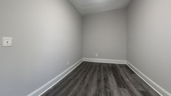 Building Photo - Renovated 2BR Row Home