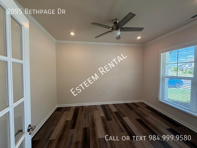Building Photo - 2095 Bethpage Dr