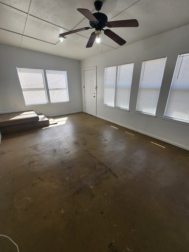 Building Photo - 3 bed 2 bath 1 car garage