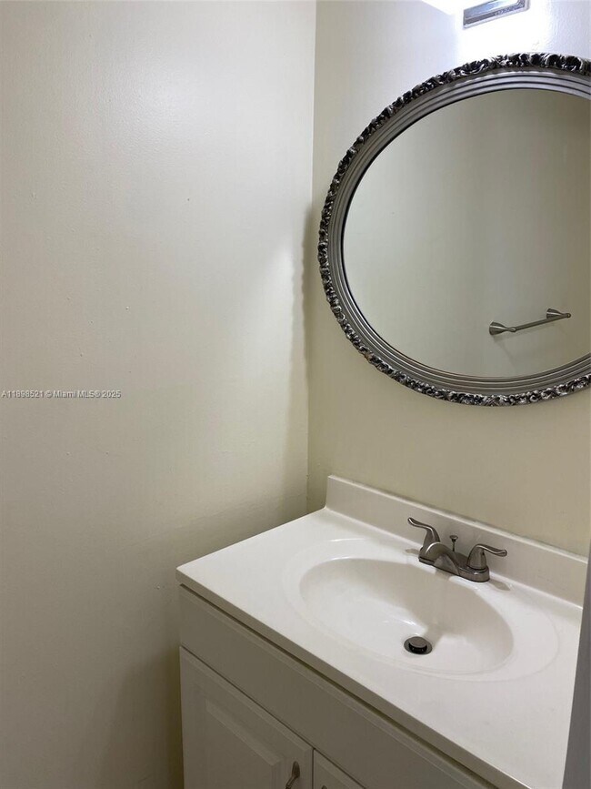 Building Photo - 1000 Parkview Dr