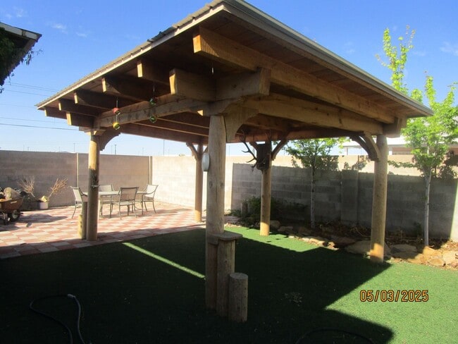 Building Photo - NW 4 BR Home large yard/outdoor space