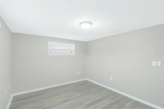 Building Photo - 5135 Kiwi Dr
