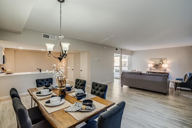 Building Photo - 351 E Thomas Rd