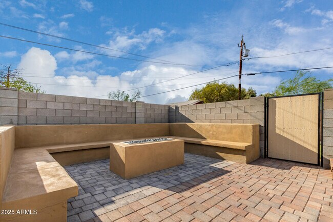 Building Photo - 2314 W Weldon Ave
