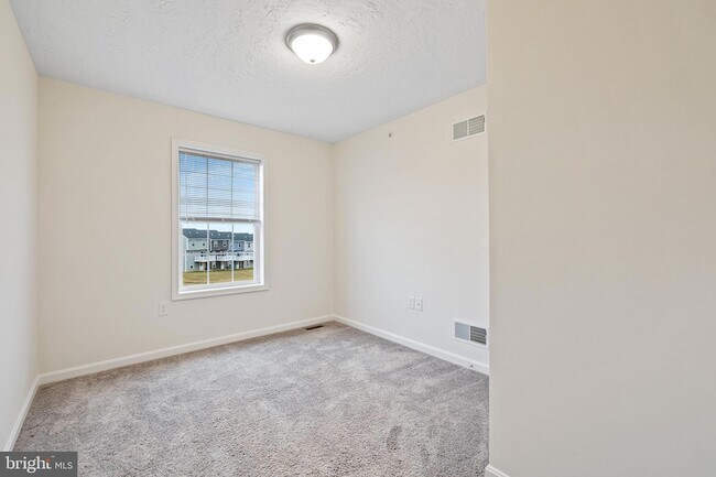 Building Photo - 2608 Maplewood Cir