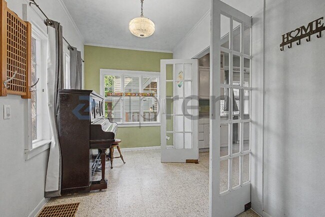 Building Photo - Unit