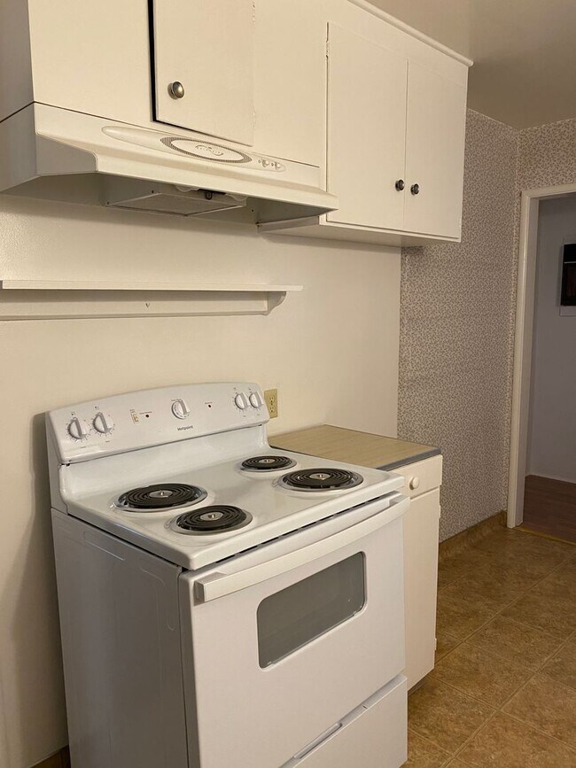 Building Photo - Quaint 2 Bedroom Duplex