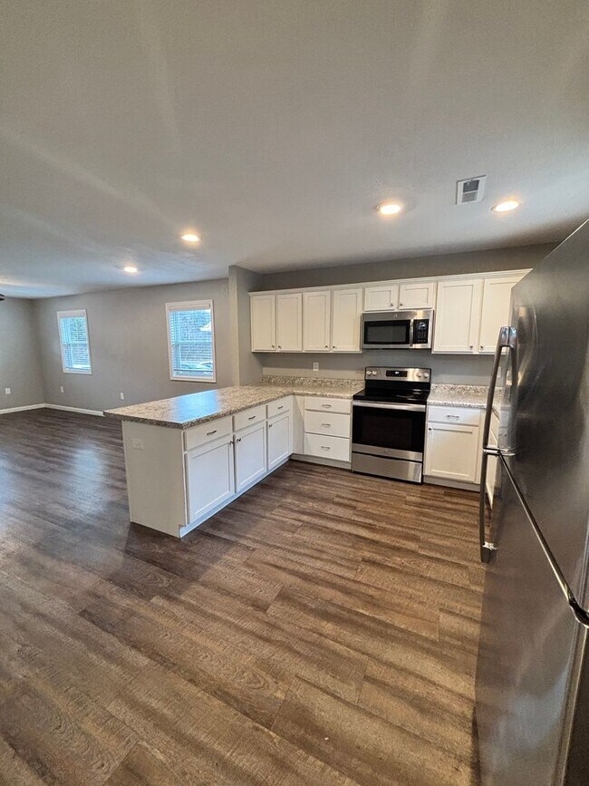 Building Photo - Sevierville 3bd/2.5bth available now!