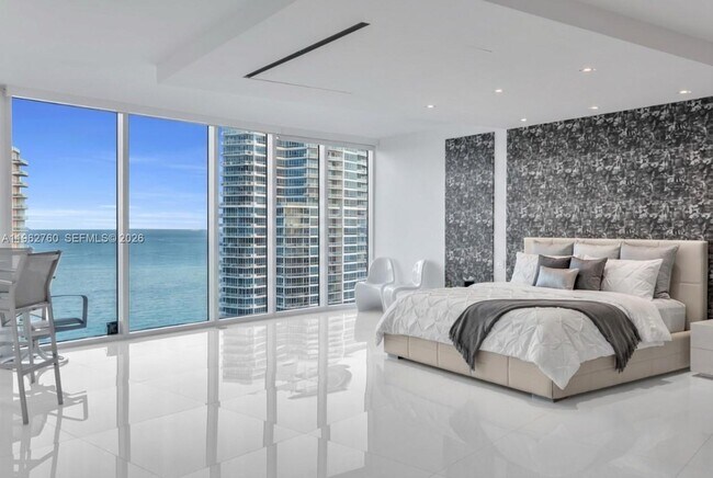 Building Photo - 300 South Pointe Dr